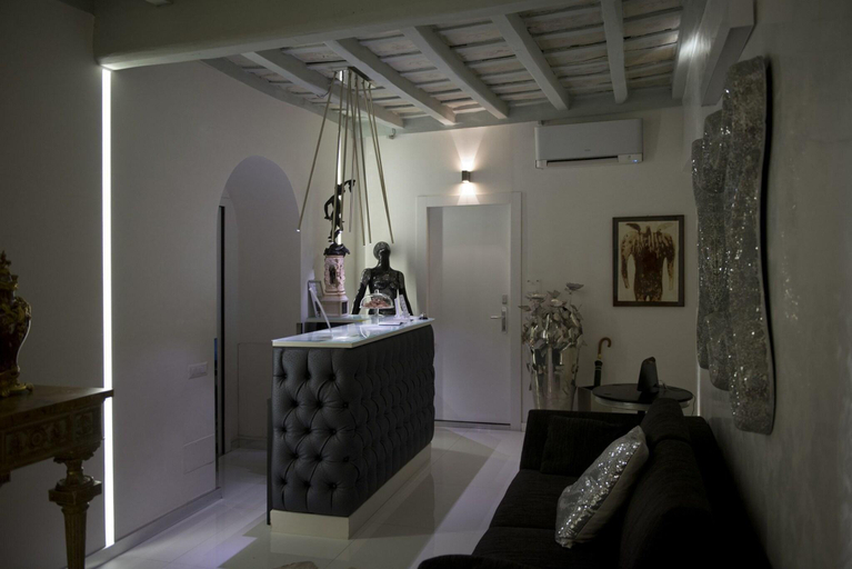 Others 5, Pantheon Relais, Rome