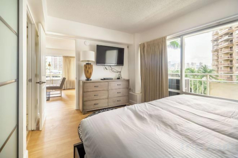 Room, City & Palm View Oceanfront Bliss w/ Free Parking, Honolulu