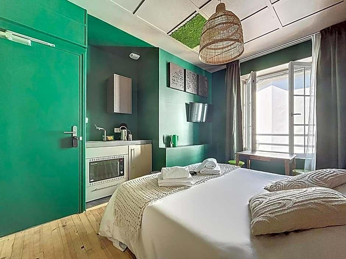 Room 5, Hotel Des Bains, Manche