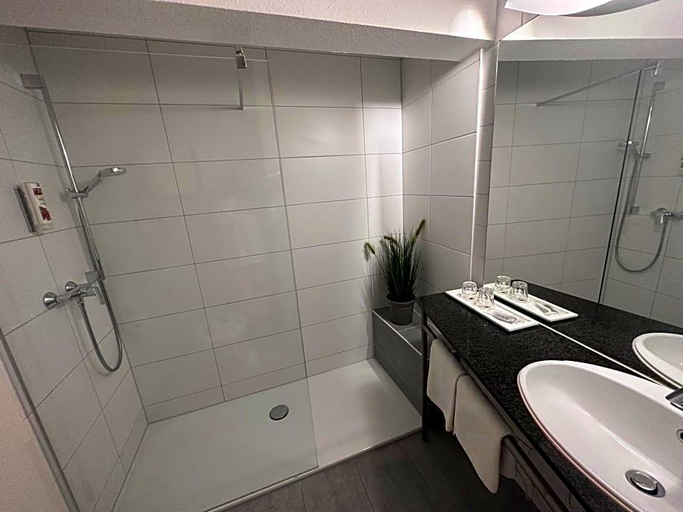 Bathroom 4, Hogh Heilbronn, Heilbronn
