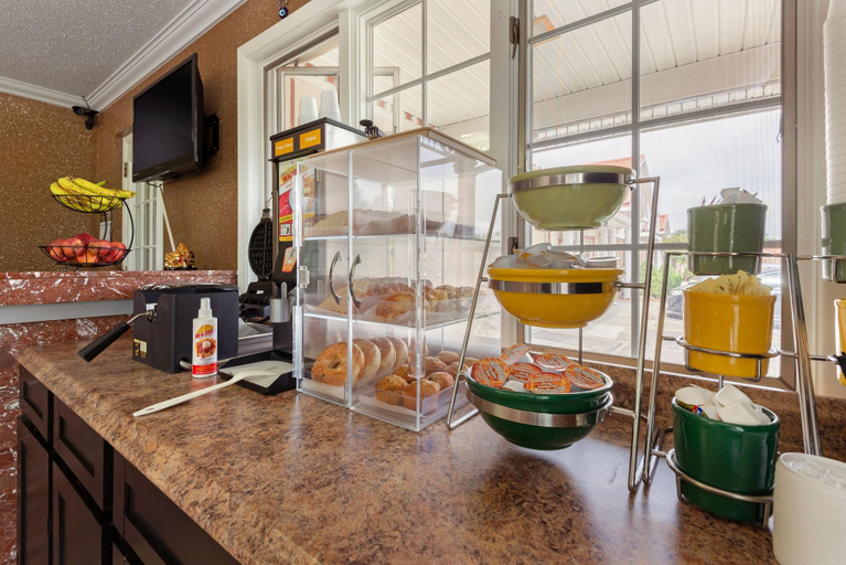 Food & Drinks 5, Village Haven Inn & Extended Stay, Erie