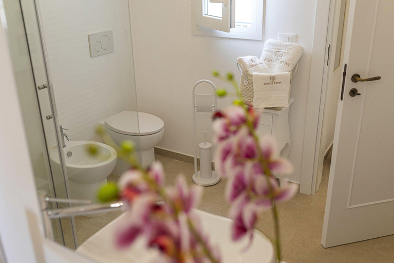 Bathroom 5, Petra Bianca, Lecce