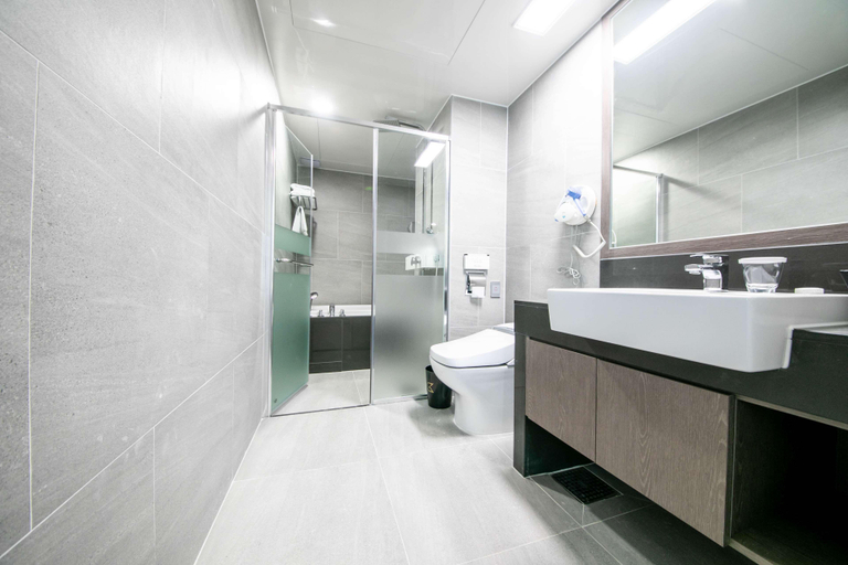 Bathroom 5, Golden Tulip Essential Namgang, Jinju