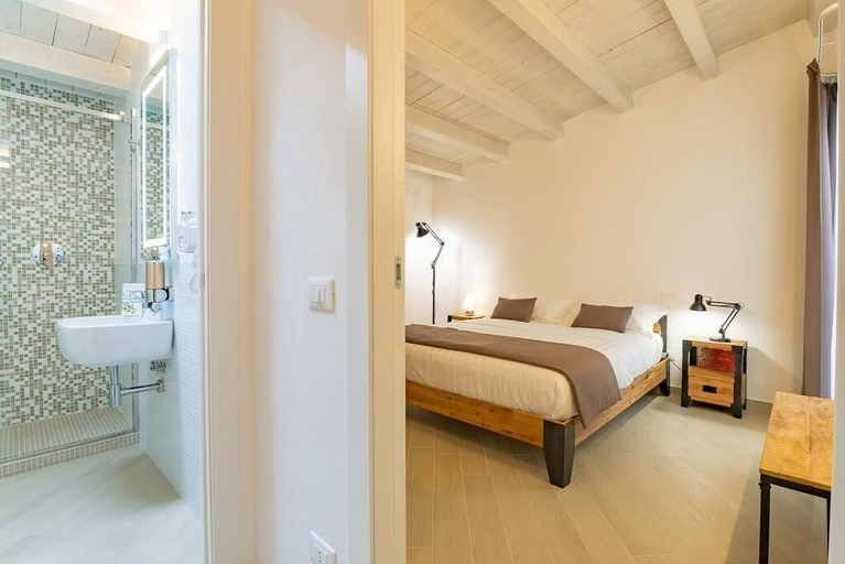 Room 2, Le Maestranze Deluxe Rooms, Agrigento
