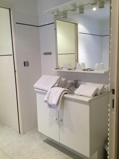 Bathroom 5, Mado, Somme