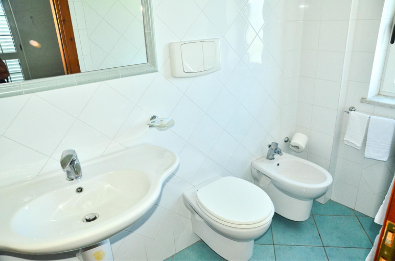 Bathroom 4, Hotel Villa Bernardina, Napoli