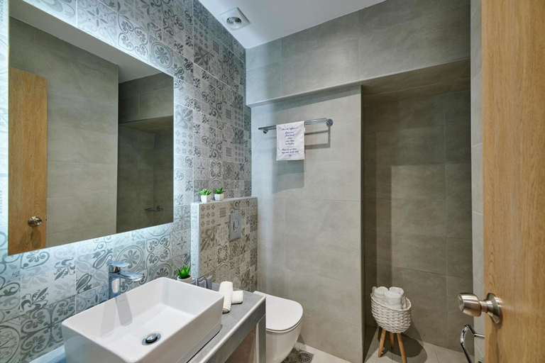 Bathroom 4, The Water, Thessaly