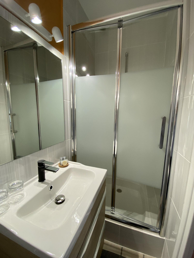 Bathroom 5, A l'Aube des Volcans, Puy-de-Dôme