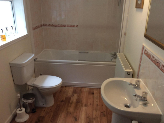 Bathroom 4, Annslea Garden Cottage, Perthshire and Kinross
