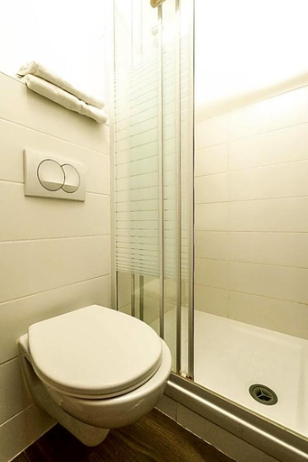 Bathroom 5, Kyriad Direct Brignoles - Provence Verte, Var