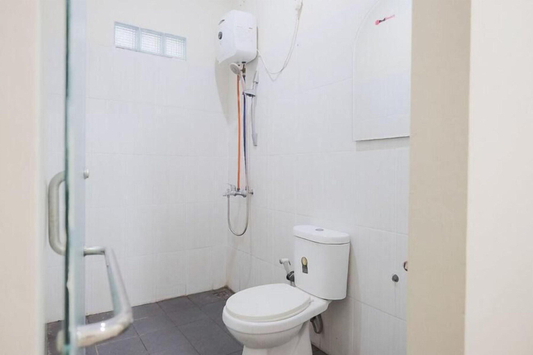 Bathroom 4, Lagoon Residence Near Kebun Raya, Bogor