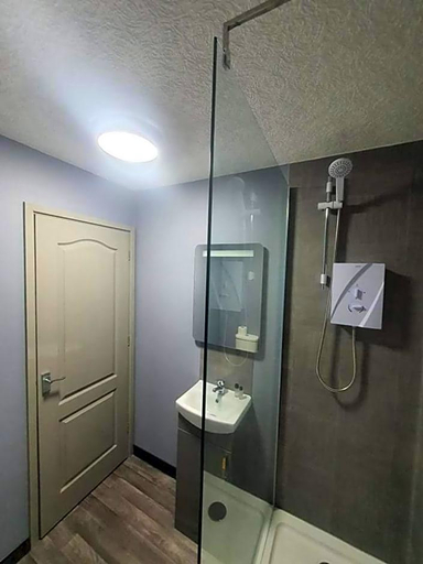 Bathroom 4, Harleys Inn, Derbyshire
