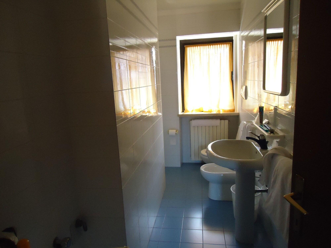 Bathroom 3, Onda, Verona