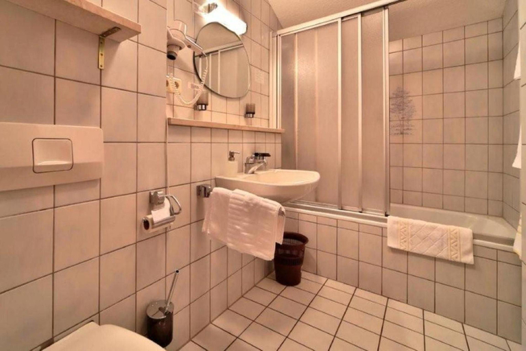 Bathroom 4, Kurpark, Regen