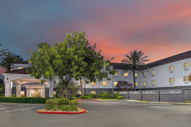 Exterior & Views 1, Fairfield Inn & Suites by Marriott San Francisco San Carlos, San Mateo