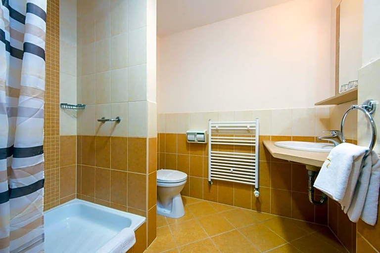 Bathroom 4, Erzsébet Park, Pétervására