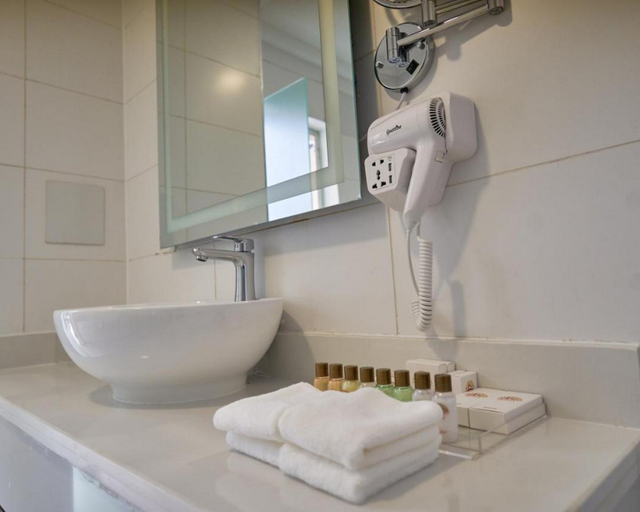 Bathroom 5, Monty Suites Lekki, Eti-Osa