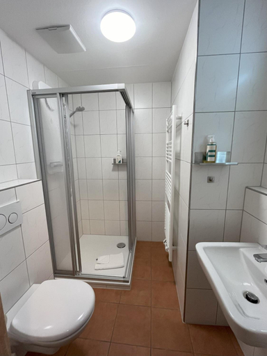 Bathroom 3, Am Steinertsee, Kassel
