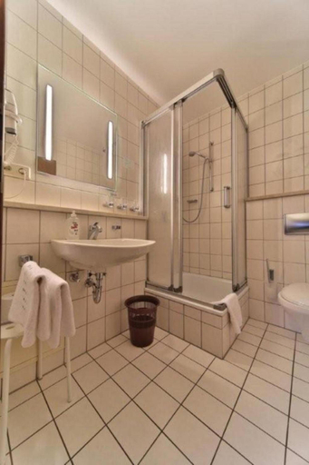 Bathroom 5, Kurpark, Regen