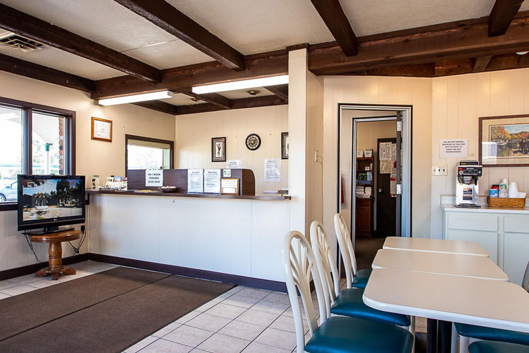 Public Area, Country Squire Inn & Suites, Coshocton