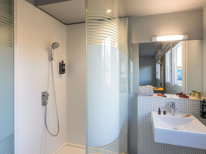 Bathroom 4, ibis budget Saint Dié des Vosges, Vosges
