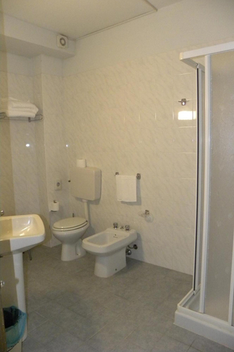 Bathroom 4, Hotel Santa Cruz, Udine