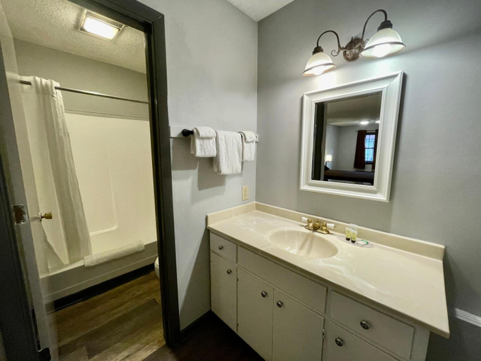 Bathroom 4, Helen Alpine Village Inn, White