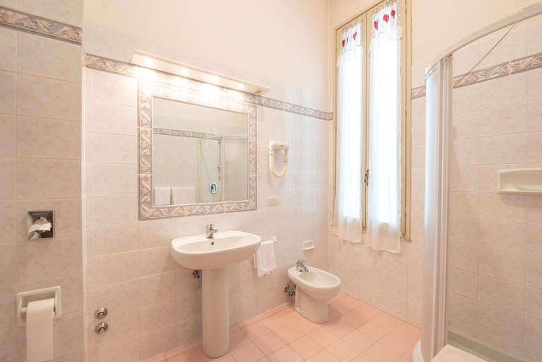 Bathroom 4, Hotel Belvedere, Lucca