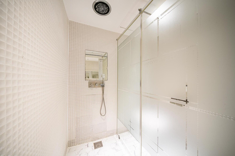 Room 2, Pandora Hotel, Jung