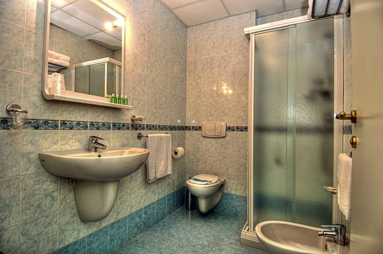 Bathroom 4, Hotel Minerva, Udine
