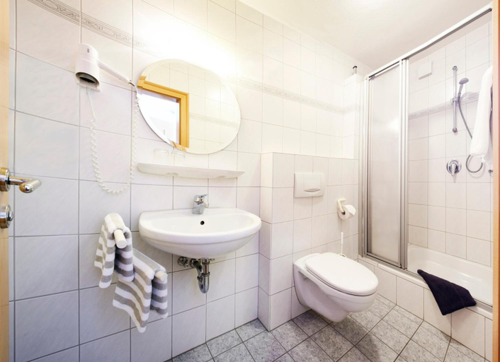 Bathroom 3, Hotel Gasthof Zum Oberen Wirt, Regen