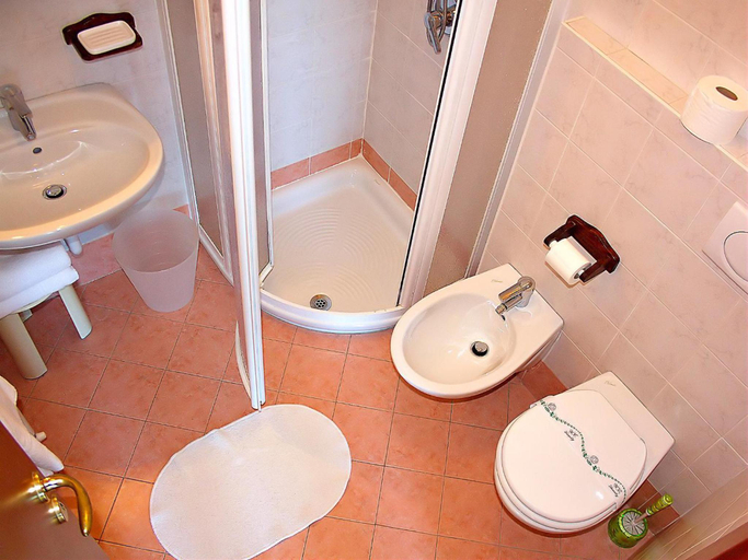 Bathroom 5, Hotel Menapace, Verona
