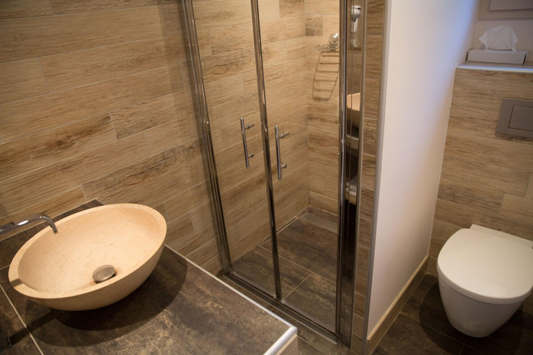 Bathroom 3, Mas de la Sénancole, Vaucluse