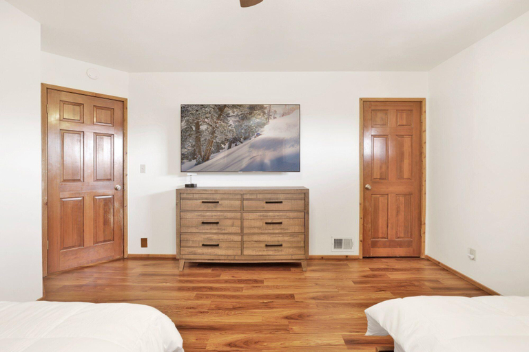 Room 3, The Octagon 2394, San Bernardino