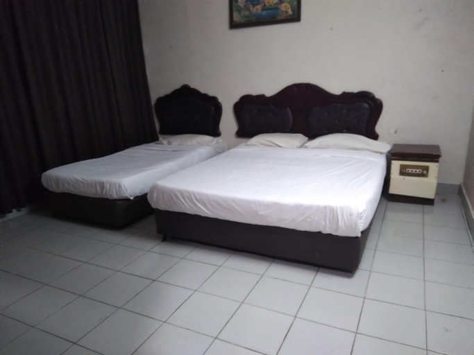 Room 4, OYO 90376 Centre Point Hotel, Limbang