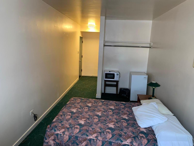 Bedroom 4, Vivian Motor Hotel, Division No. 15