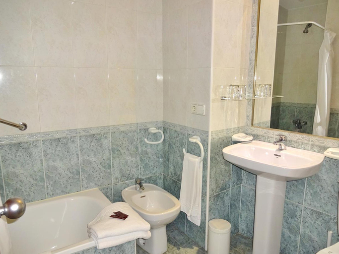 Bathroom 5, Hotel Bradomin, Pontevedra