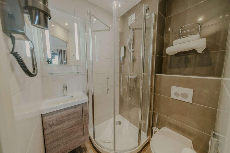 Bathroom 5, Kyriad Direct Orleans Nord - Cap Saran, Loiret