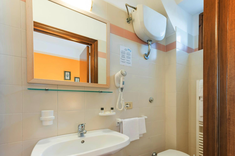 Bathroom 5, San Michele, Siena