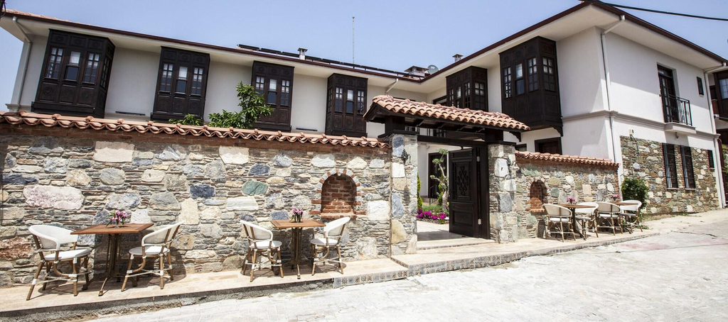 Exterior & Views