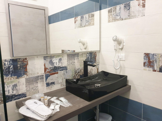 Bathroom 5, Pomodoro Bed, Cosenza