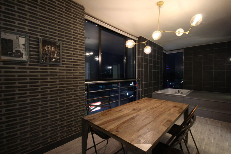 Room 5, Pandora Hotel, Jung