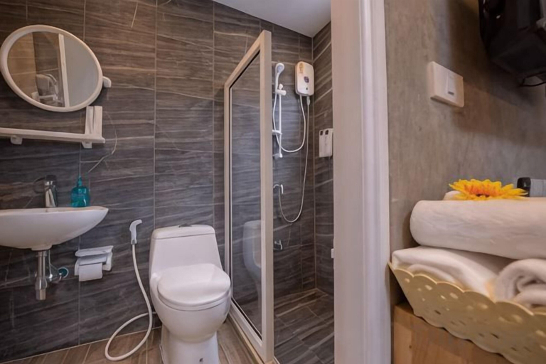 Bathroom 4, Hoppers Place Donmuang Room, Don Muang
