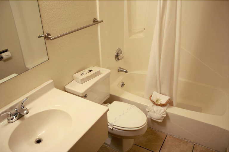 Bathroom, Affordable Inns, Garfield