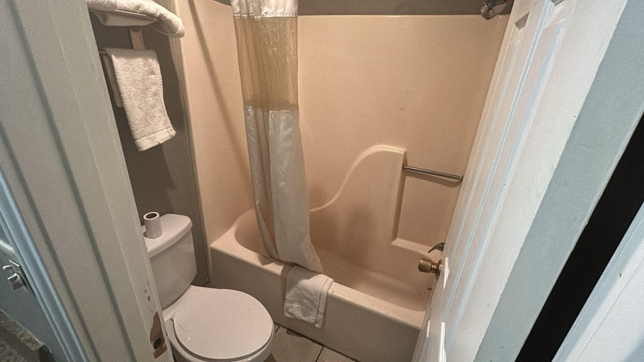 Bathroom 4, Hiway Inn Express Of Elk City, Beckham