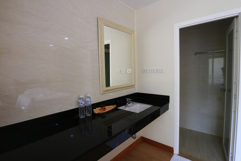 Bathroom 4, Royale 8 Ville, Phra Nakhon