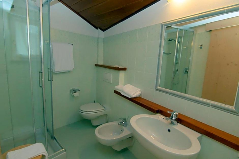 Bathroom 4, Miralago, Bergamo