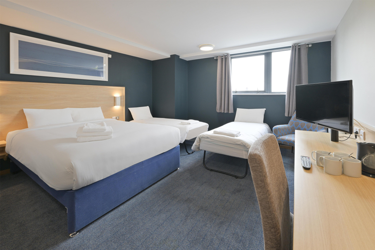 Bedroom 2, Travelodge Swindon Central, Swindon