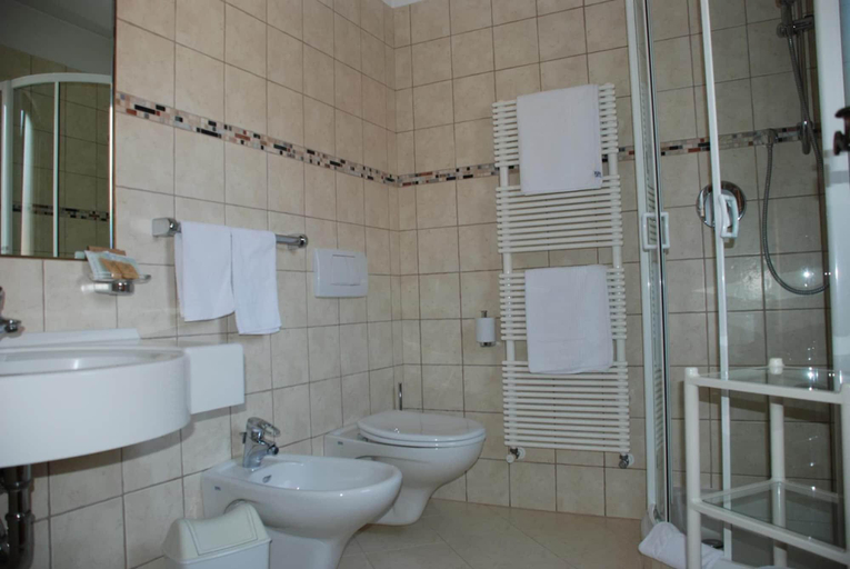 Bathroom, Hotel Flora, Bolzano