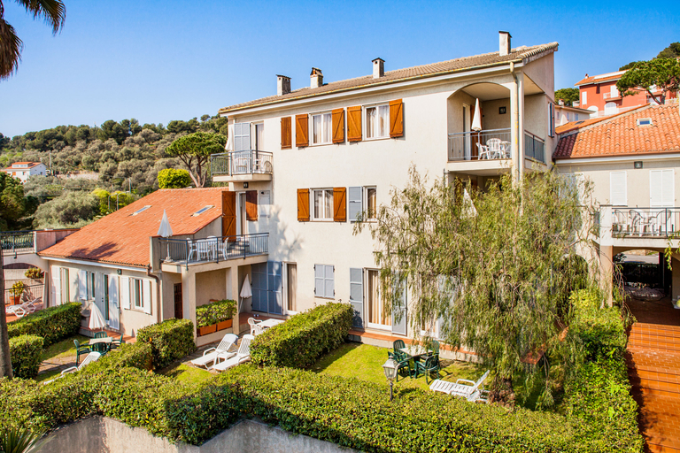 Exterior & Views